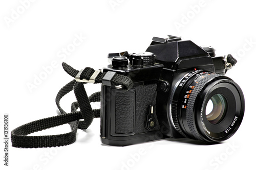 analoge Spiegelreflexkamera mit 50 mm Objektiv isoliert auf weißem Hintergrund