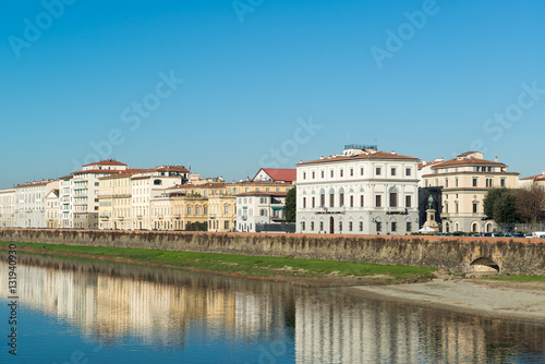 Fototapeta Naklejka Na Ścianę i Meble -  View of the Arno river and buildings in Florence