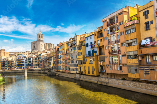 Colorful houses in Girona © Sergii Figurnyi