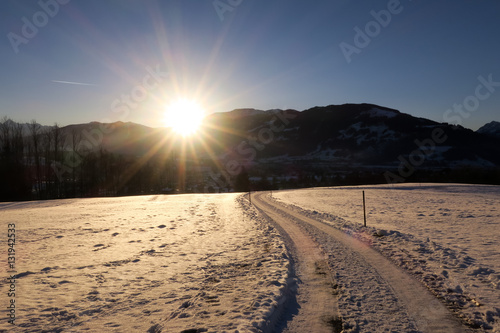 Winterlandschaft und Wanderweg  Sonnenuntergang