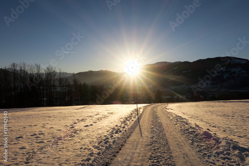 Winterlandschaft und Wanderweg  Sonnenuntergang