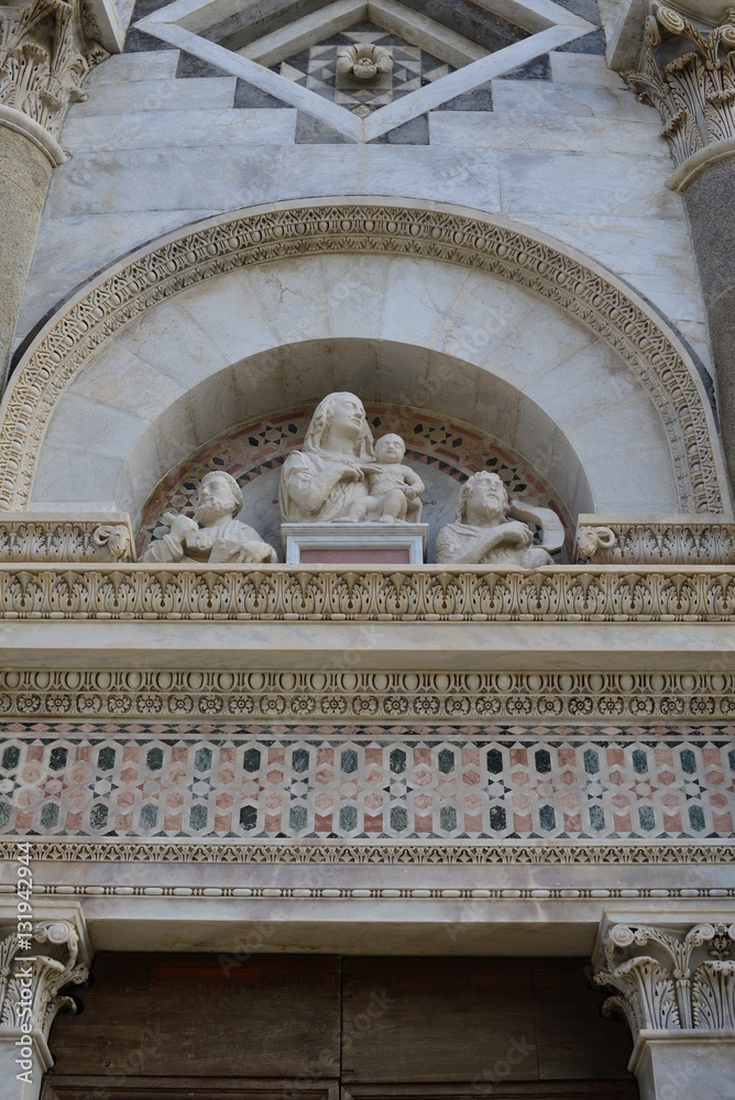 Eingangsportal zum schiefen Turm von Pisa