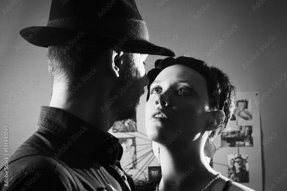 Φωτογραφία Film noir: romantic loving couple embracing in the dark, 1950s style
