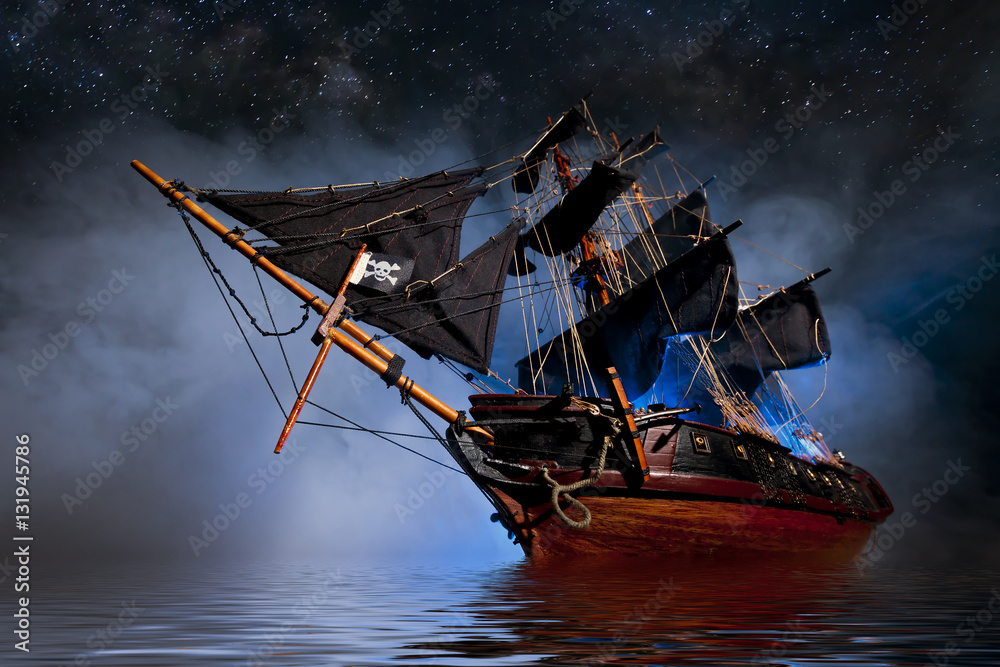 Obraz premium Modelowy statek piracki z mgłą i wodą