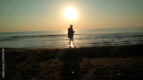 Silhouette di uomo in riva al mare