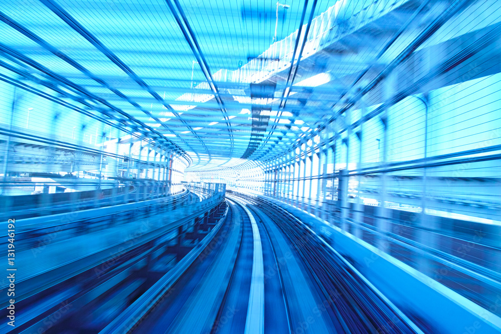 Obraz premium 橋の中を進む