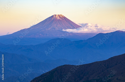夕日を浴びた富士山