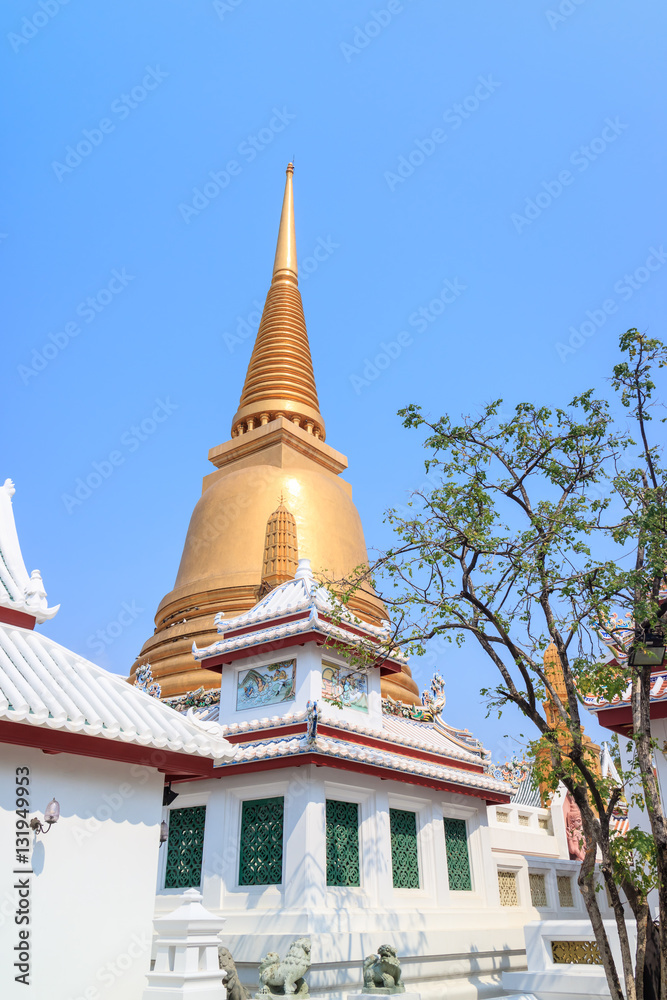 Wat Bowon Niwet Temple with golden pagoda near Khaosan Road, Ban