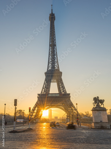 Fototapeta Naklejka Na Ścianę i Meble -  The Eiffel tower at sunrise in Paris