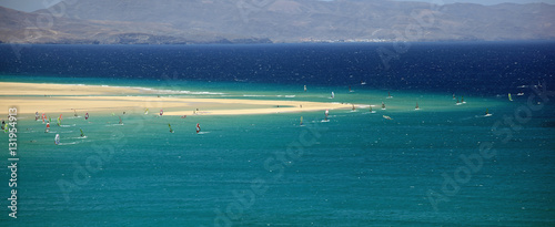 Vue aérienne d'un spot de windsurf aux îles Canaries