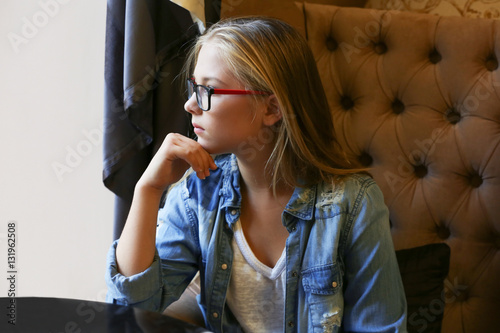Pretty teenager girl sittin...
