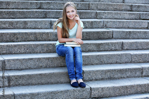Pretty teenager girl sittin...