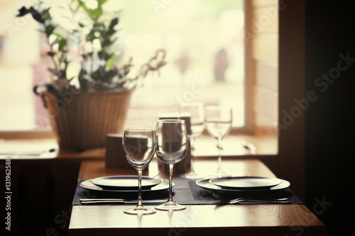 Elegant table appointments in the cafe