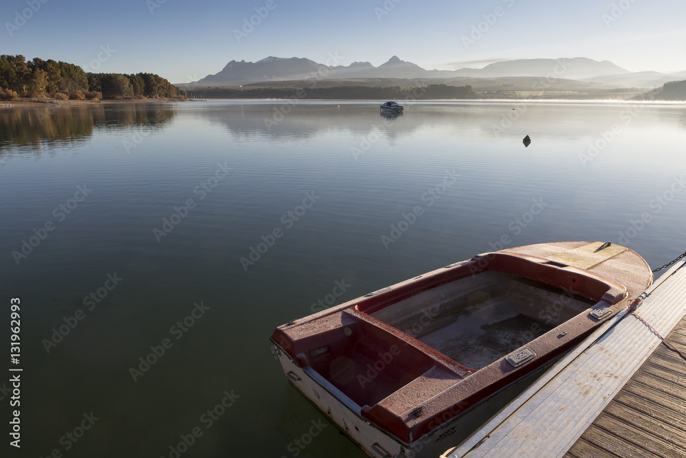 Barca en el embarcadero de un lago placentero
