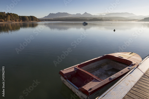 Fototapeta Naklejka Na Ścianę i Meble -  Barca en el embarcadero de un lago placentero