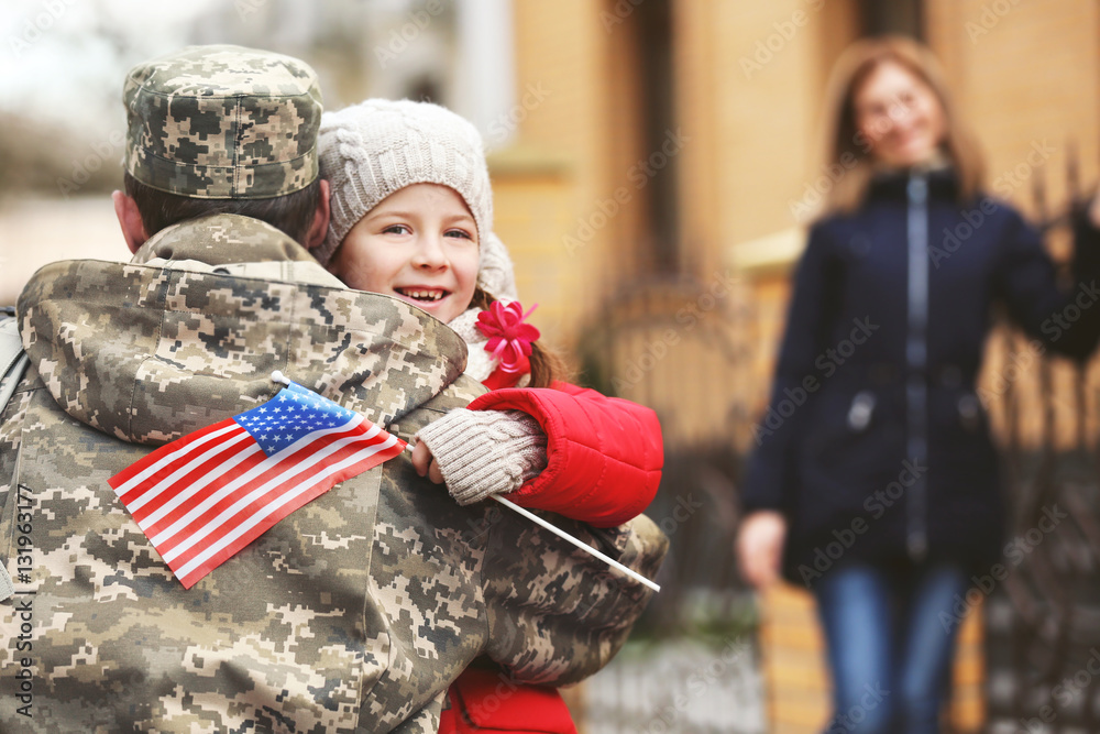 Φωτογραφία Happy reunion of soldier with family outdoors