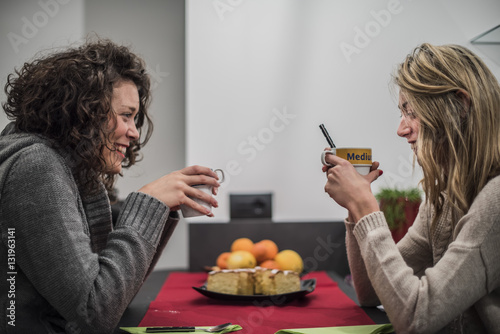 bere tè caldo e chiacchierare con le amiche in inverno photo