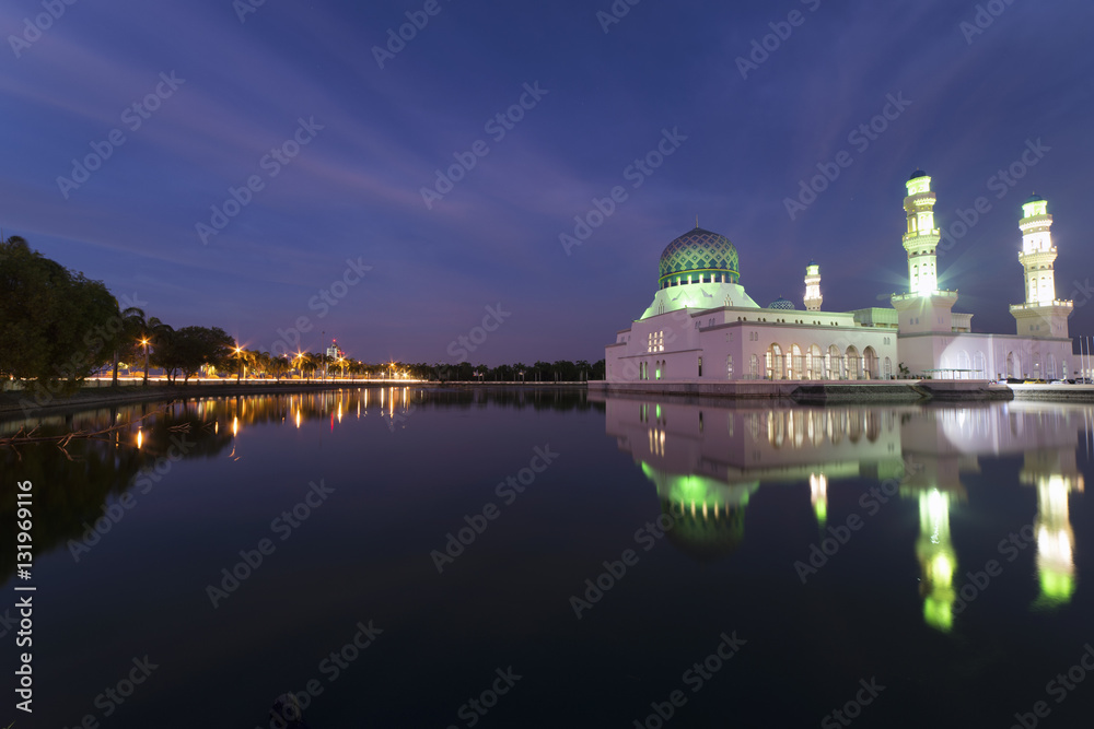 Obraz premium Beautiful twilight view City mosque in Kota Kinabalu, Sabah Borneo. Long exposure photograph with grain. Image contain certain grain or noise and soft focus.