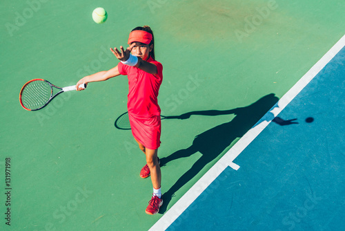 Service. Girl playing tennis © Microgen