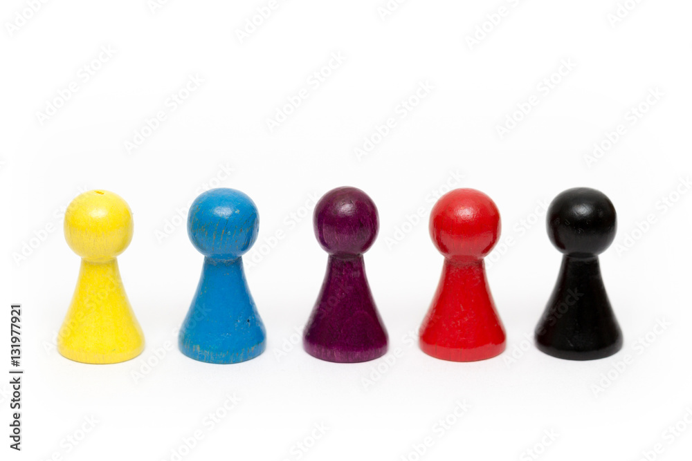 bunte Spielsteine aus Holz stehen in einer Reihe bunte Spielsteine aus Holz stehen in einer Reihe