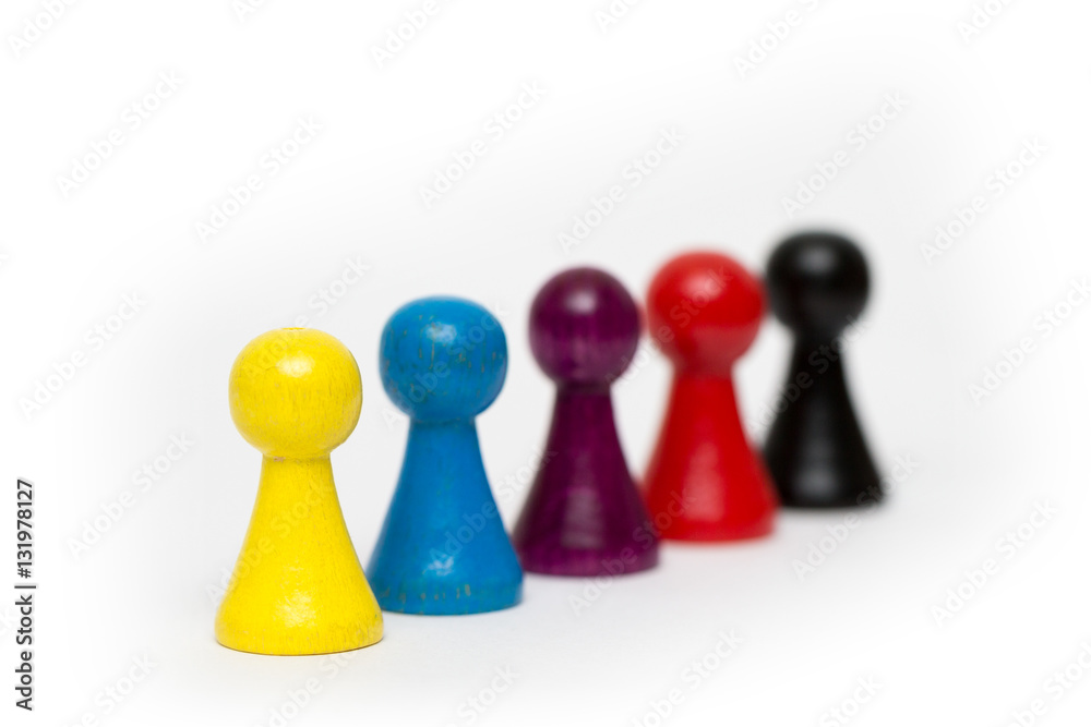 Reihe aus bunten Spielsteinen isoliert auf weißem Hintergrund Reihe aus bunten Spielsteinen isoliert auf weißem Hintergrund