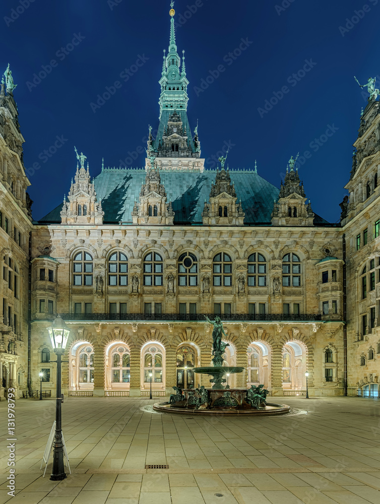 Hamburg Rathaus beleuchtet