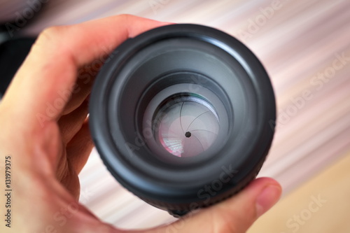 Obraz na płótnie Lens in hand closed diaphragm w salonie