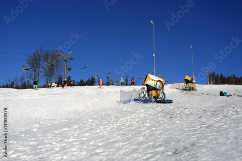 Armatki do wytwarzania śniegu na stoku narciarskim w Wiśle.