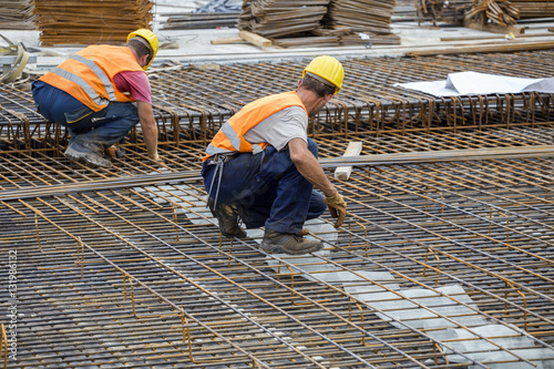 Canvas Print Ironworker workers working on concrete reinforcements