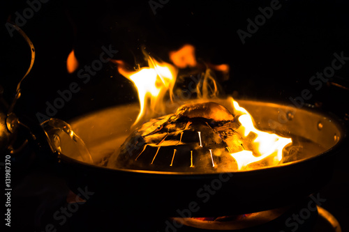 Foto Barbecue of pock, gilled food and flames