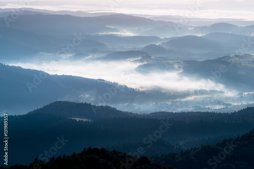 góry o świcie, mgłą w rzecznej dolinie