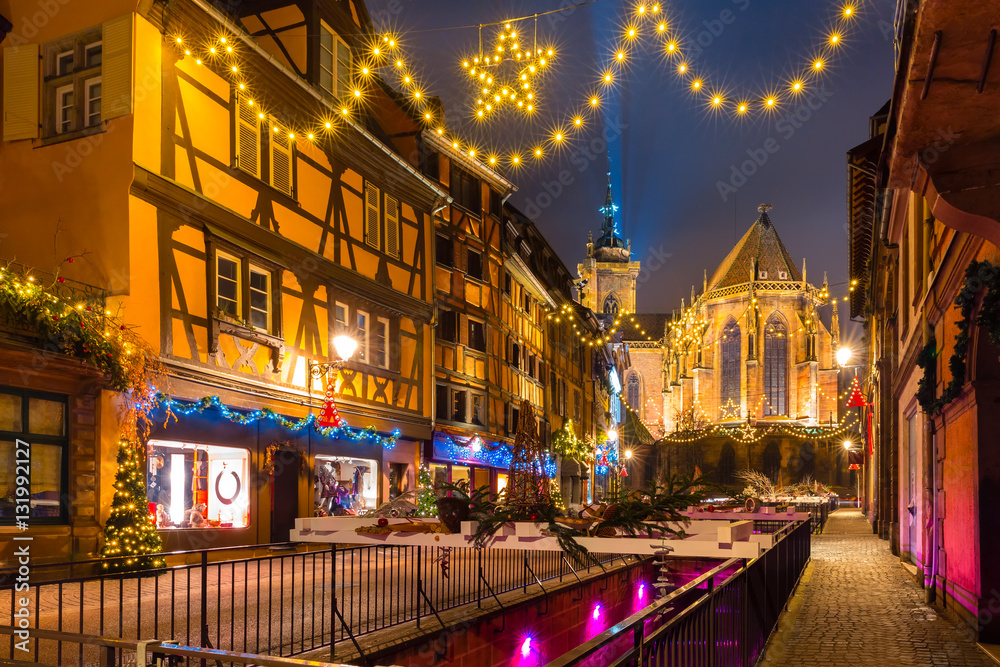 Naklejka premium Saint Martin Church in old town of Colmar, decorated and illuminated at christmas time, Alsace, France