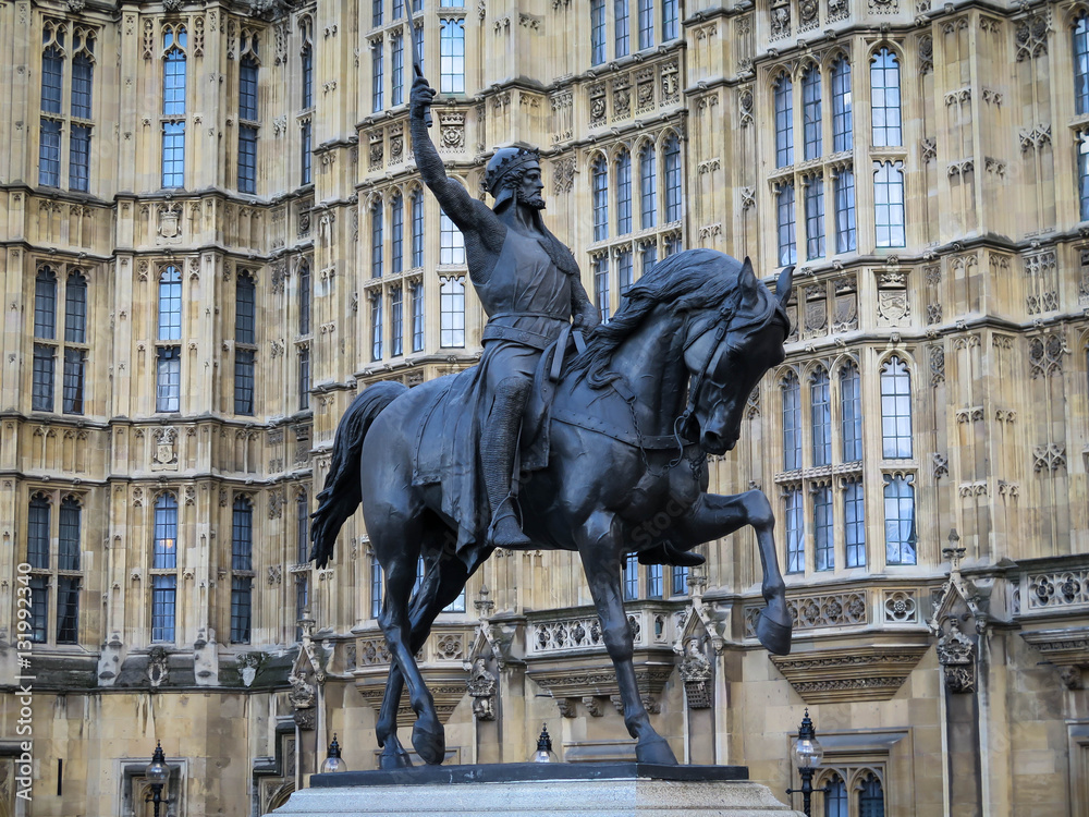 Obraz premium Statue of Richard the Lionheart outside the Houses Parliament, London.