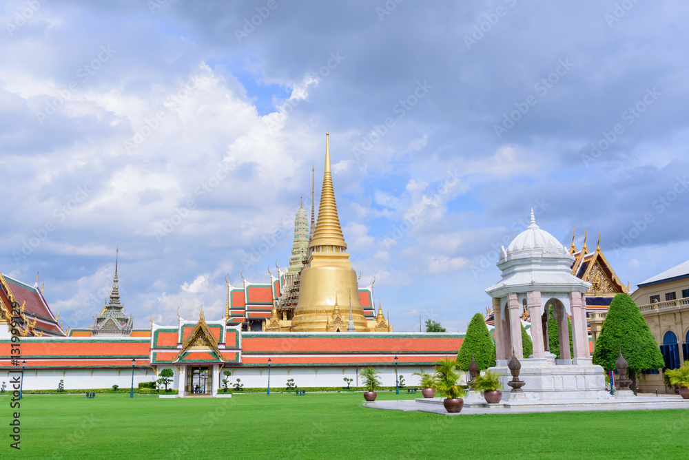 Naklejka premium BANGKOK, THAILAND - Sep 4, 2016:Wat Phra Kaew, Temple of the Eme