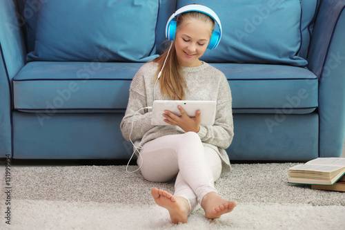 Cute teenager with tablet s...