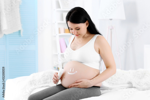 Young pregnant woman with n...