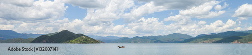 蓝天白云下泛舟泸沽湖, 云南丽江 © sweetriver