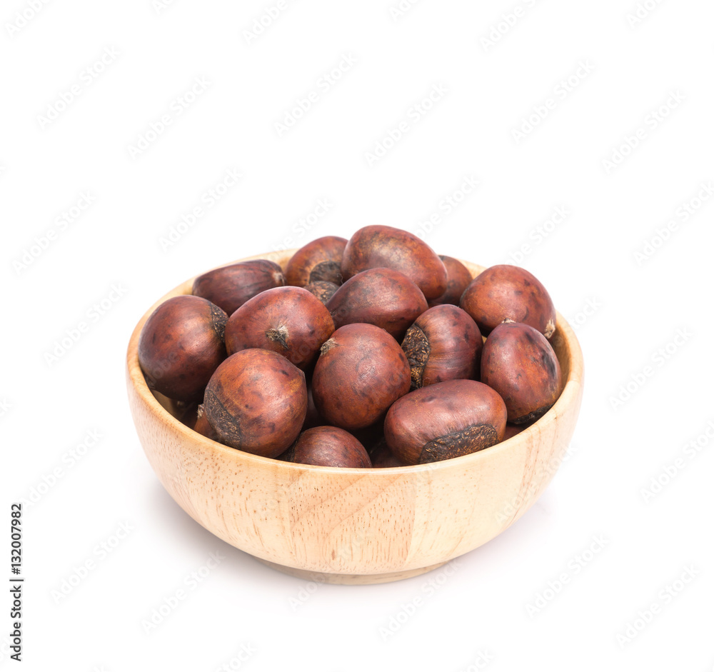 Obraz premium Roasted chestnuts isolated on white background