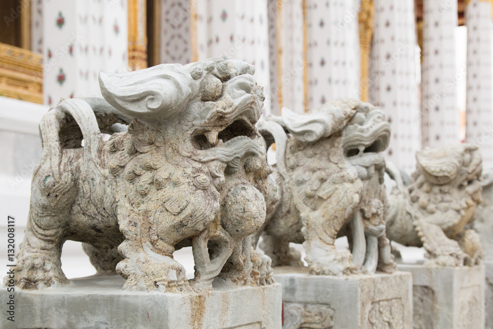Fototapeta premium stone sculpture at the Buddhist temple