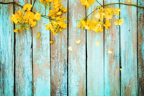 Fototapeta Żółte kwiaty na drewnie