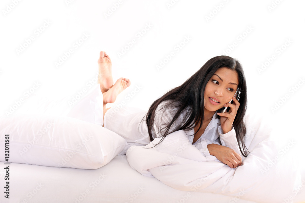Hübsche Asiatin mit Telefon im Bett Hübsche Asiatin mit Telefon im Bett