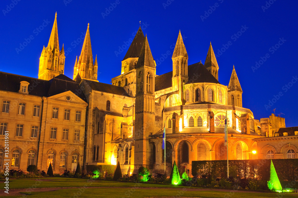 Caen, l'abbaye aux hommes la nuit 