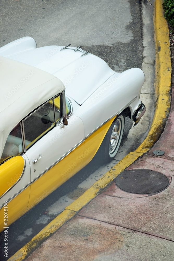 Φωτογραφία Ein Oldtimer aus den USA - Oldsmobile 88 Holiday Hardtop 2 Türer von 1955 in Sei