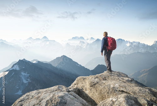 Obraz na plátne Tourist on the peak of high rocks