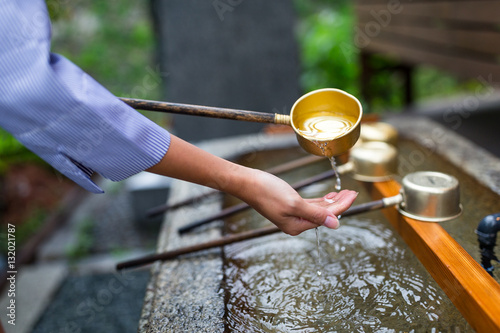 Принти на полотні Woman washing hand in japanese temple