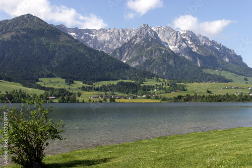 Walchsee mit Kaisergebirge in Tirol, Österreich
