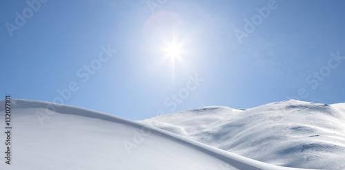 Verschneite Berge im Gegenlicht