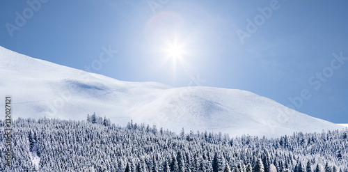 Verschneite Berge im Gegenlicht