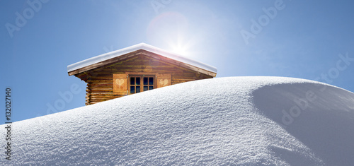 Verschneite Berghütte  im Gegenlicht