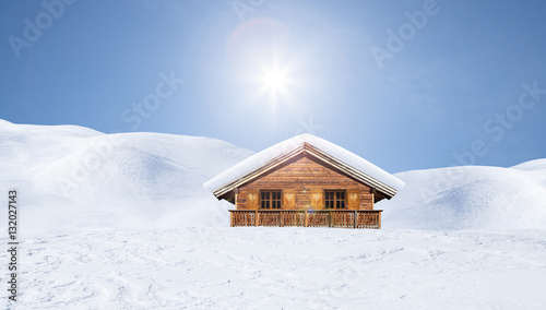 Verschneite Berghütte  im Gegenlicht